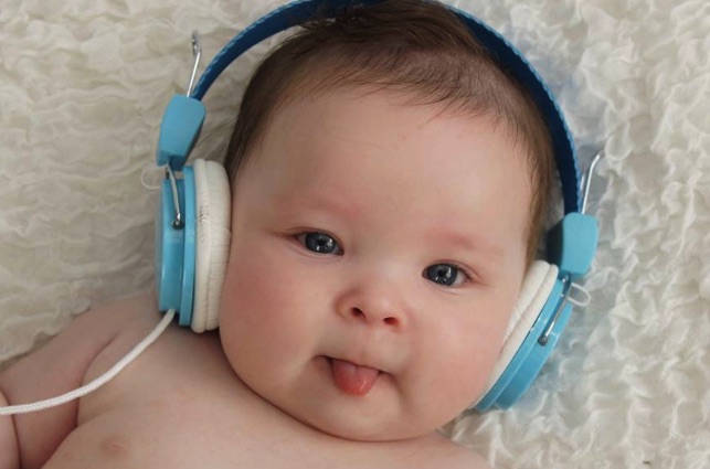 Cho trẻ sơ sinh nghe nhạc